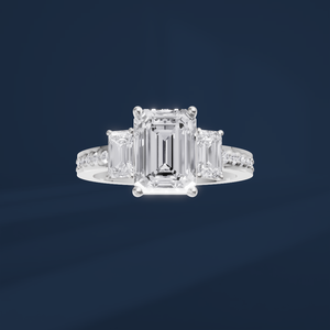 แหวนหมั้นเพชรทรงคลาสสิคแบบ Emerald Cut ตัวเรือน PT950 ประดับด้วยเพชรรอบวงและเพชรด้านข้างสำหรับผู้หญิง - Product Image 2