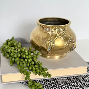 Pot de fleurs en laiton de style antique pour la décoration de la maison, du temple, le jardinage intérieur et les présentations festives traditionnelles - Product Image 1