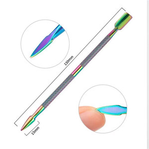 Empujador de cutículas y limpiador de uñas de doble punta de titanio arcoíris de acero inoxidable de alta calidad al por mayor para manicura y pedicura - Product Image 1