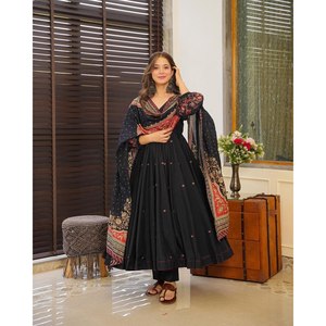 Ensemble de costume Anarkali en coton imprimé numérique pour femmes avec bas et dupatta - Product Image 4