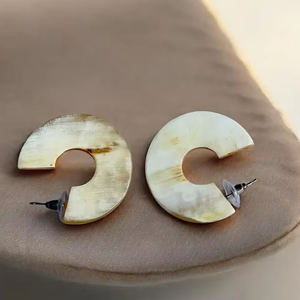 Boucles d'oreilles en corne de buffle véritable faites à la main pour femmes et filles, 100% naturelles, écologiques, bijoux de luxe modernes par Perfect Enterprises - Product Image 2