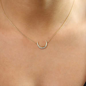 Collar de luna creciente clásico de alta calidad en plata de ley 925 con baño de oro de 14K y moissanita, perfecto para fiestas. - Product Image 3