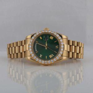 Montre de luxe originale personnalisée avec lunette entièrement sertie de diamants, cadran vert foncé, chiffres romains et diamants Moissanite - Product Image 2