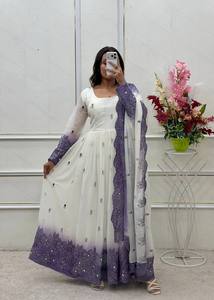 Ensemble Anarkali en rayonne brodé blanc et violet avec dupatta, coupe ample, longueur ras du sol, tenue traditionnelle indienne et pakistanaise pour femme - Product Image 3