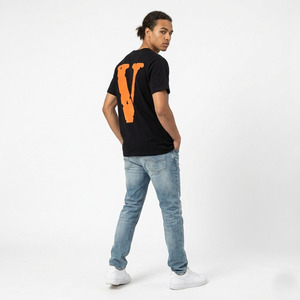 Camiseta Negra de Manga Corta para Hombre con Estampado de Logotipo V Naranja en la Espalda, Corte Regular Informal, Cuello Redondo, Algodón Jersey - Product Image 2