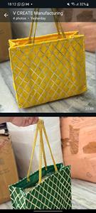 Eleve su regalo festivo con esta bolsa de tela hecha a mano, diseñada para añadir encanto y elegancia a cada ocasión. - Product Image 5