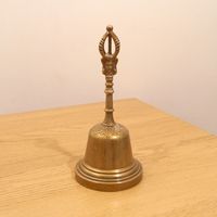 Cloche en métal finition argentée au design exclusif et artisanal avec motif poire artistique pour une décoration intérieure classique et un style festif