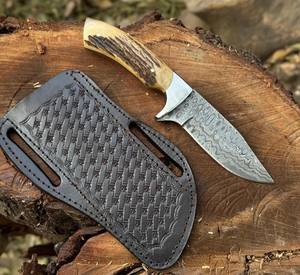 Couteau de chasse en acier Damas forgé à la main avec manche en bois de cerf, couteau à dépecer sur mesure OEM à lame pleine, Damas goutte de pluie avec étui - Product Image 1