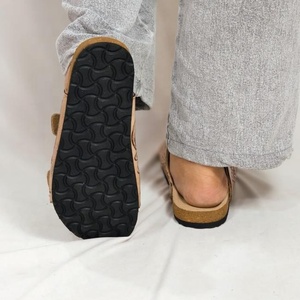 Sandales en cuir véritable faites à la main avec boucle à embossage floral, style vintage, unisexe, marron - Product Image 4