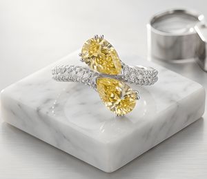Bague de fiançailles de luxe en or blanc avec diamant de laboratoire jaune fantaisie taille poire et pierres latérales rondes brillantes pour femme - Product Image 1