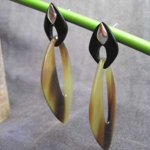 Pendientes Ligeros de Cuerno de Búfalo Extra Grandes, Estilo Elegante en Tonos Tierra - Product Image 1