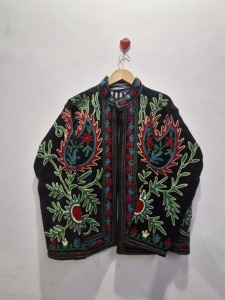 Veste en velours noir brodée de fleurs de luxe, veste de créateur faite à la main pour femmes, vêtement d'extérieur unique, veste Suzani - Product Image 3