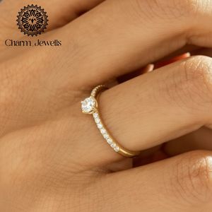 แหวนหมั้นเพชรโมอิสซาไนต์ชุบทอง 18K จาก Charm_Jewells ดีไซน์คลาสสิคสำหรับผู้หญิง ลายพืชแบบฝังเพชรทรงคุชชั่น - Product Image 5