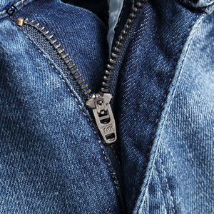 Shorts en jean taille haute pour homme, coupe droite oversize, avec logo de créateur, ourlet brut, strass et délavé - Product Image 5