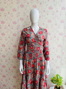 ชุดครอปคอตตอนพิมพ์ลายดอกไม้สำหรับผู้หญิงกางเกงขาบานคอวีปักลายดอกไม้กางเกงครอปแบบลำลอง - Product Image 2