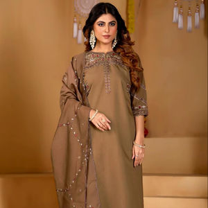 Conjunto de Kurti Anarkali Étnico de Lujo con Bordado Intenso y Dupatta - Product Image 1