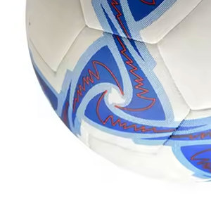 Ballon de football classique à 32 panneaux, cousu à la machine, écologique, avec une haute rétention d'air pour le jeu en ville et sur terrain – Fabriqué au Pakistan - Product Image 5