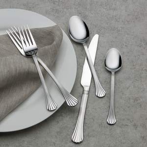 Elegante juego de cubiertos de metal con acabado pulido, ideal para eventos de comedor formal y servicio de catering. - Product Image 3
