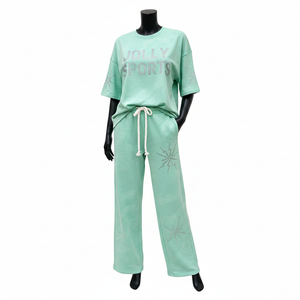 Ensemble t-shirt et pantalon en molleton doux 230 GSM pour femme, vert menthe, avec logo personnalisé en transfert thermique et strass. - Product Image 1