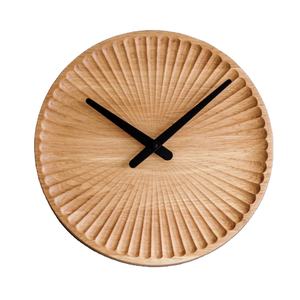 Horloge murale ronde en bois de qualité supérieure avec motif texturé radial, aiguilles noires minimalistes, mouvement silencieux, design moderne, décoration pour la maison - Product Image 1