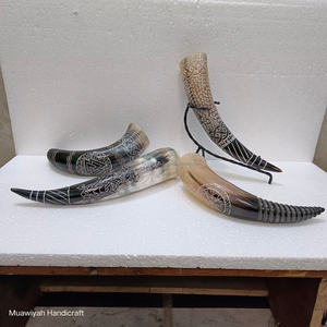 100% Corne à boire de boeuf de haute qualité avec support sculpté à la main et en fer Conception sur mesure et fabriquée avec corne à boire de haute qualité - Product Image 2