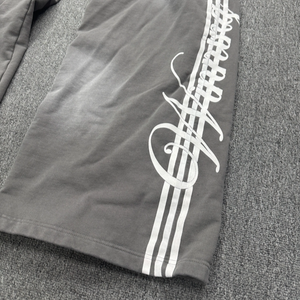 Pantalon de survêtement évasé personnalisé pour homme en molleton bouclette 100% coton, style streetwear hiver, avec logo DTG imprimé et effet délavé à l'acide - Product Image 2