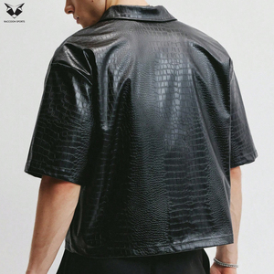 เสื้อเชิ้ตหนัง PU สีดำล้วน ระบายอากาศได้ดี พิมพ์โลโก้ตามสั่ง ออกแบบพิเศษสำหรับผู้ชายจาก Raccoon Sports สไตล์สตรีทแวร์ - Product Image 2