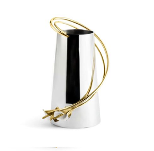 Elegante florero esférico plateado adornado con delicadas calas de tallo dorado. Arte moderno, disponible a precios de mayorista. - Product Image 3