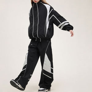 Conjunto de Chaqueta Cortavientos y Pantalones Cortos Personalizados para Mujer - Product Image 5