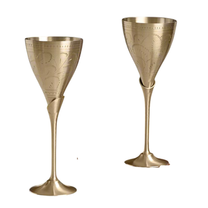Gobelets à vin élégants faits à la main en laiton, à pied rond, avec bordure dorée, pour occasions de mariage, lot de 2 verres à vin - Product Image 3