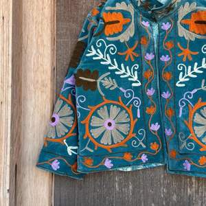 Chaqueta de terciopelo Suzani bordada a mano: Abrigo étnico colorido para el invierno - Product Image 3