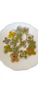 Perles en verre poudré en forme de fleur à 5 pétales de 25 mm faites à la main - Perles Krobo africaines ondulées translucides blanc nacré pour la fabrication de bijoux en gros - Product Image 5
