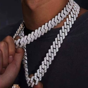 Chaîne cubaine en moissanite en promotion pour l'été, les vacances à la plage et les tenues de resort – Bijoux hip-hop disponibles à prix export - Product Image 3
