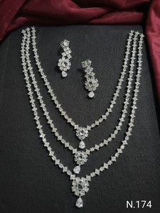 Elegante conjunto de joyería nupcial india, collar largo con diamantes CZ en capas y pendientes, conjunto de joyería de boda estilo Bollywood, venta al por mayor - Product Image 1