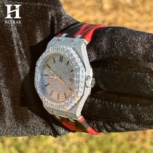Reloj de Moissanita Personalizado, Plateado, Bisel Redondo Grande, Totalmente Cubierto de Piedras, Correa de Goma con Camuflaje Rojo, Reloj de Pulsera Deportivo de Lujo para Hombre - Product Image 5