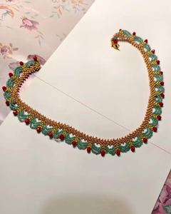 Elegante Conjunto de Collar y Pulsera con Cuentas Geométricas para Mujer, Joyería Hecha a Mano con Patrones Coloridos, Base Negra, por UO - Product Image 6