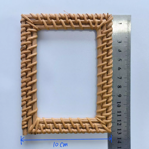 Cadre photo en rotin d'inspiration antique avec des sculptures florales, parfait pour créer une présentation photo élégante et nostalgique - Product Image 1