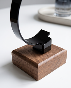 Atractivo Expositor de Relojes de Acrílico con Base de Madera: Diseño Excepcional - Product Image 4