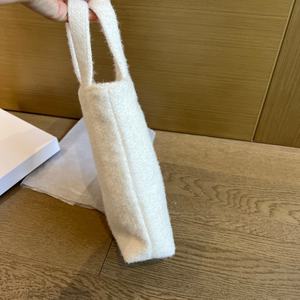 Sacs GWP de la boutique de beauté, sacs à main en peluche pour femmes, sacs fourre-tout mini classiques blancs en édition limitée de Noël - Product Image 3