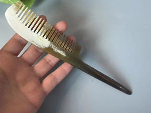 Peigne artisanal en corne de buffle pour coiffure et soin de la barbe, écologique, design moderne et unique sur le thème animal - Product Image 2