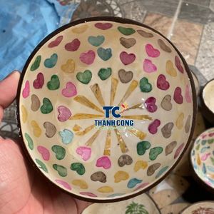 Tazón de Cáscara de Coco Lacado al Precio Más Bajo, Ecológico, con Motivo Floral de Mosaico, Reutilizable, Vajilla al por Mayor - Product Image 1