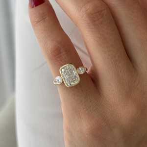 Anillo de tres piedras con diamante de laboratorio de 2 quilates, corte cojín alargado, engaste de bisel, anillo de tres piedras con engaste alta catedral, certificado IGI - Product Image 2