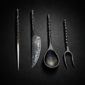 ชุดช้อนส้อมเหล็กกล้าคาร์บอนทำมือ ด้ามจับสีดำ ทรงตรง สำหรับโต๊ะอาหาร ผลิตด้วยมือ สไตล์วินเทจยุคกลาง อุตสาหกรรม รับผลิตแบบ OEM ODM - Product Image 6