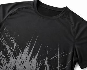 เสื้อยืดคอกลมแขนสั้นผู้ชายสไตล์สปอร์ต สีดำเทา พิมพ์ลายแบบซับลิเมชั่น แห้งเร็ว ทรงเข้ารูป ผ้าถักเนื้อนุ่ม โพลีเอสเตอร์ 100% น้ำหนัก 180 กรัม - Product Image 5