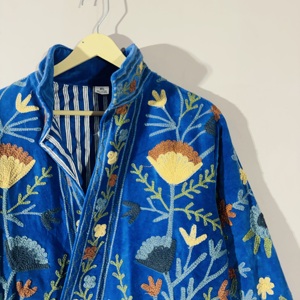 Veste en velours bleu brodée Suzani pour femmes |   Manteau floral bohème Suzani |   Vêtements ethniques faits à la main pour les festivals - Product Image 2