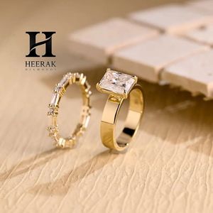 Anillo de compromiso de oro amarillo de 14K con diamante de laboratorio de corte esmeralda de lujo, diseño de banda de cigarro, ancho y plano, apilable - Product Image 3