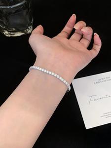 กำไลข้อมือเพชรโมอิสซาไนต์ทรงกลมเจียระไนแบบบริลเลียนท์ ตัวเรือนทองคำแท้ ประดับเพชรเต็มวง ดีไซน์หรูหราและทันสมัย - Product Image 1