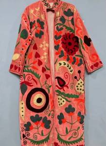 Manteau long en velours rose fait main sur mesure, avec broderie appliquée florale multicolore et abstraite, style Suzani, vente en gros - Product Image 4