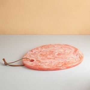 Plateau de charcuterie rond en résine de luxe personnalisé, motif marbré coloré, écologique et durable, pour hôtels, fêtes et traiteurs - Product Image 1