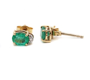 Vente en gros de boucles d'oreilles en or jaune 14 carats avec émeraude ovale naturelle et accent de diamants, Memoria Jewels - Product Image 1
